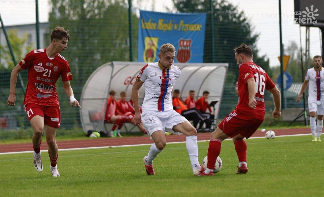 Decathlon 4. liga: W derbach Oskar i Broń podzielili się punktami. Energia wygrała z Przasnyszem Decathlon 4. liga: W derbach Oskar i Broń podzielili się punktami. Energia wygrała z Przasnyszem