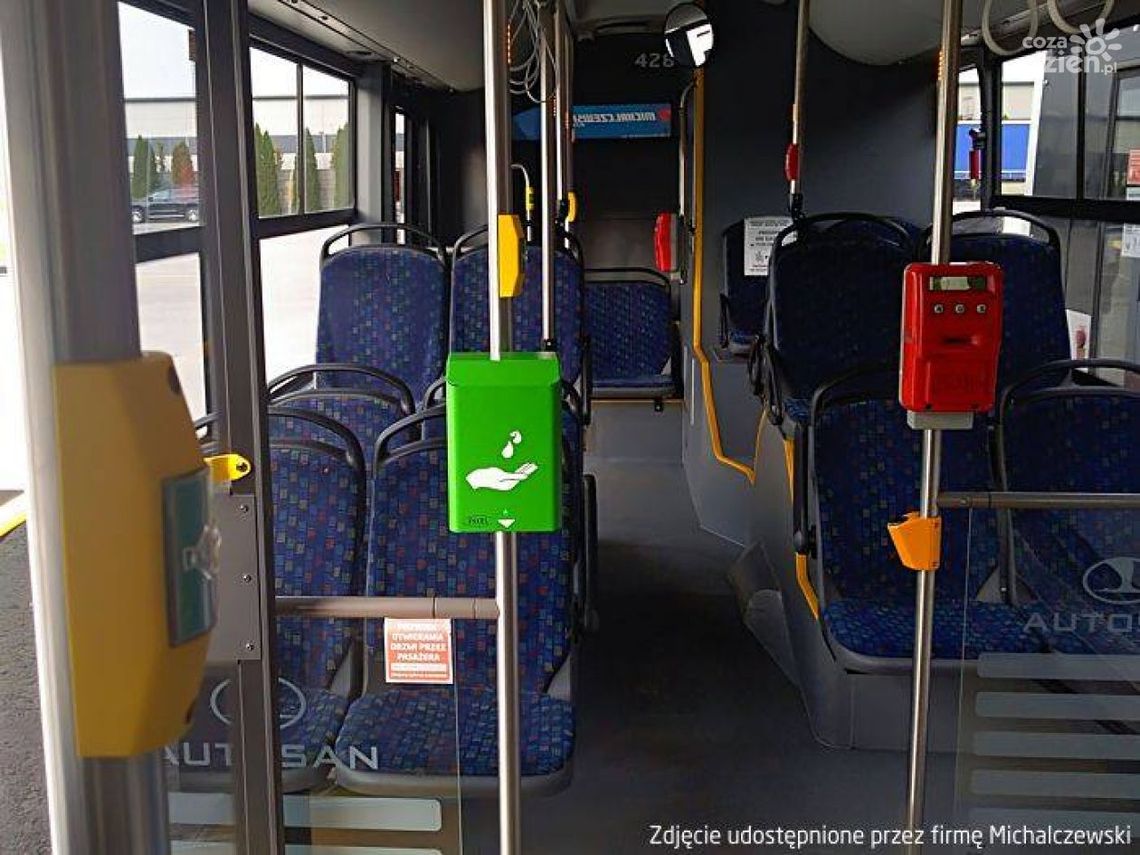 Dezynfekcja rąk w autobusie. Na razie testowo 