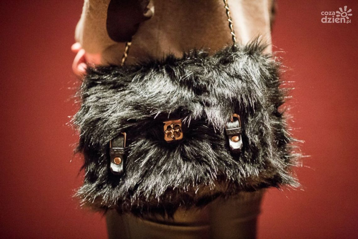 DIY: futrzana torebka