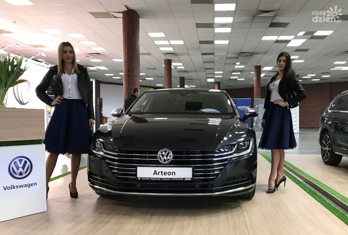 Dlaczego warto współpracować z profesjonalnymi modelami i hostessami?