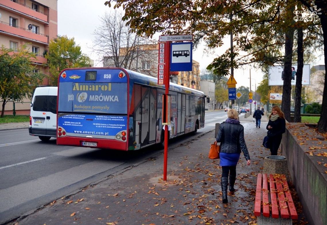Dłuższa droga z przystanku do szkoły