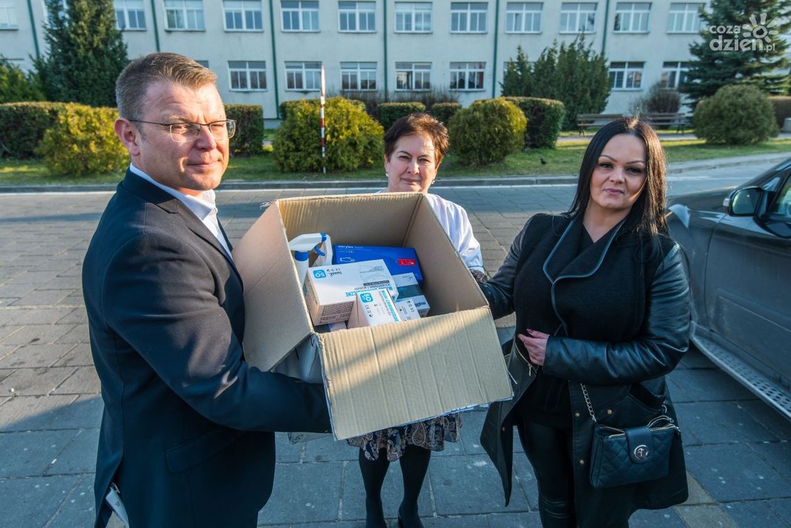 Do szpitala trafiły maseczki i rękawiczki. To inicjatywa oddolna.