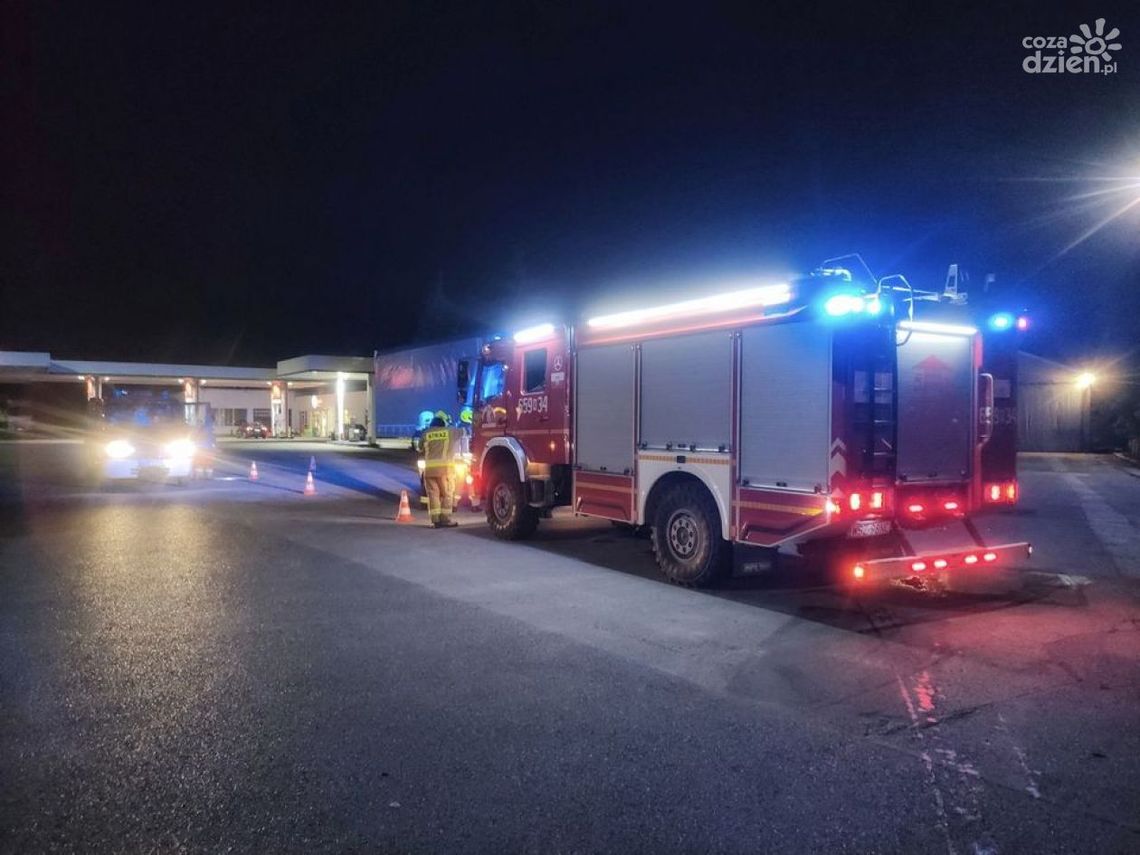 Dobrut. Wyciek oleju na stacji paliw