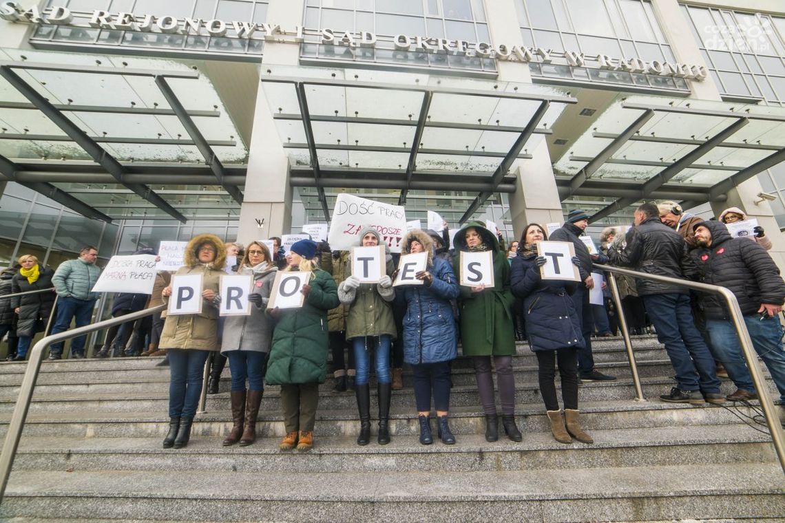 "Dość pracy za grosze" - protest pracowników administracyjnych sądów
