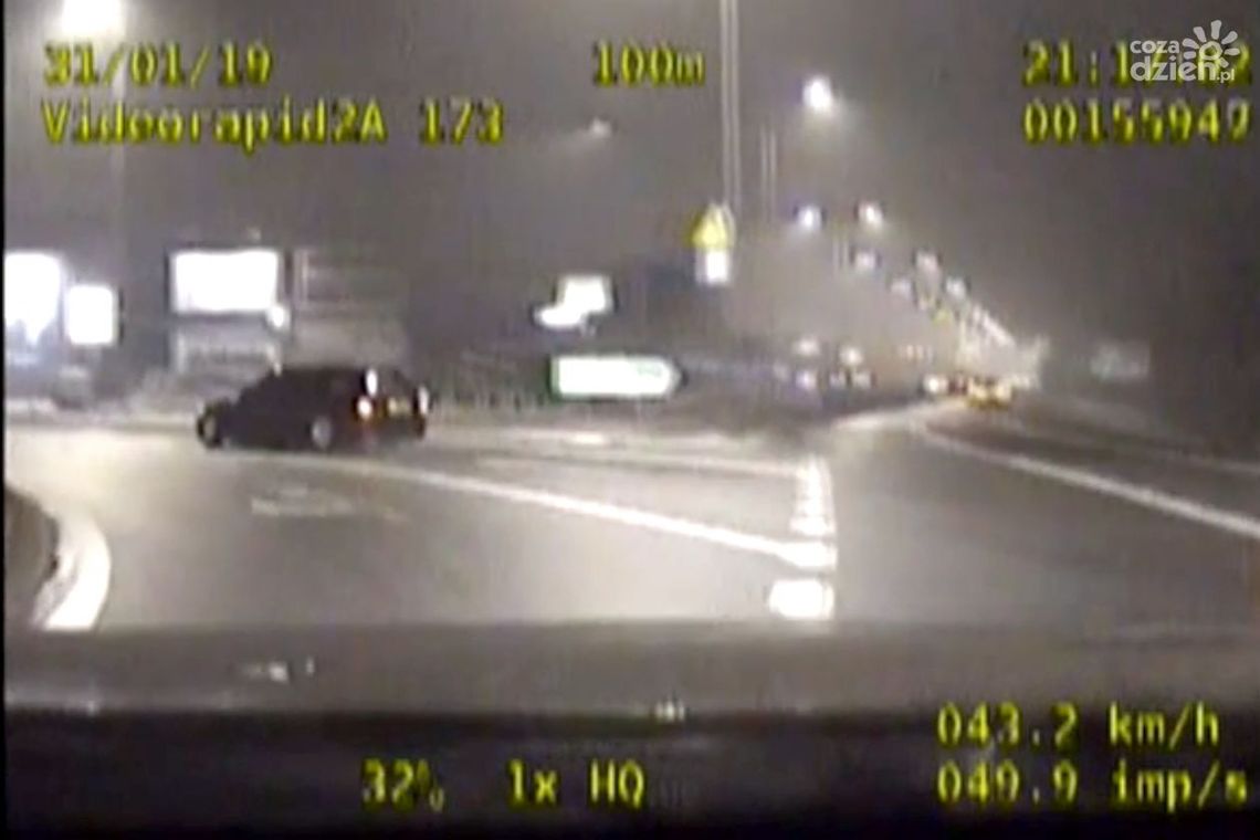 Driftował na rondzie, stracił prawko Driftował na rondzie, stracił prawko