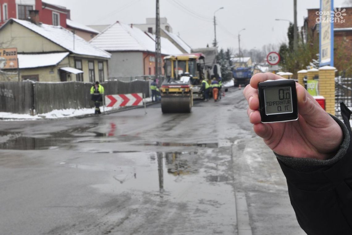 Drogowcy kładą asfalt... zimą! Czy powinni?