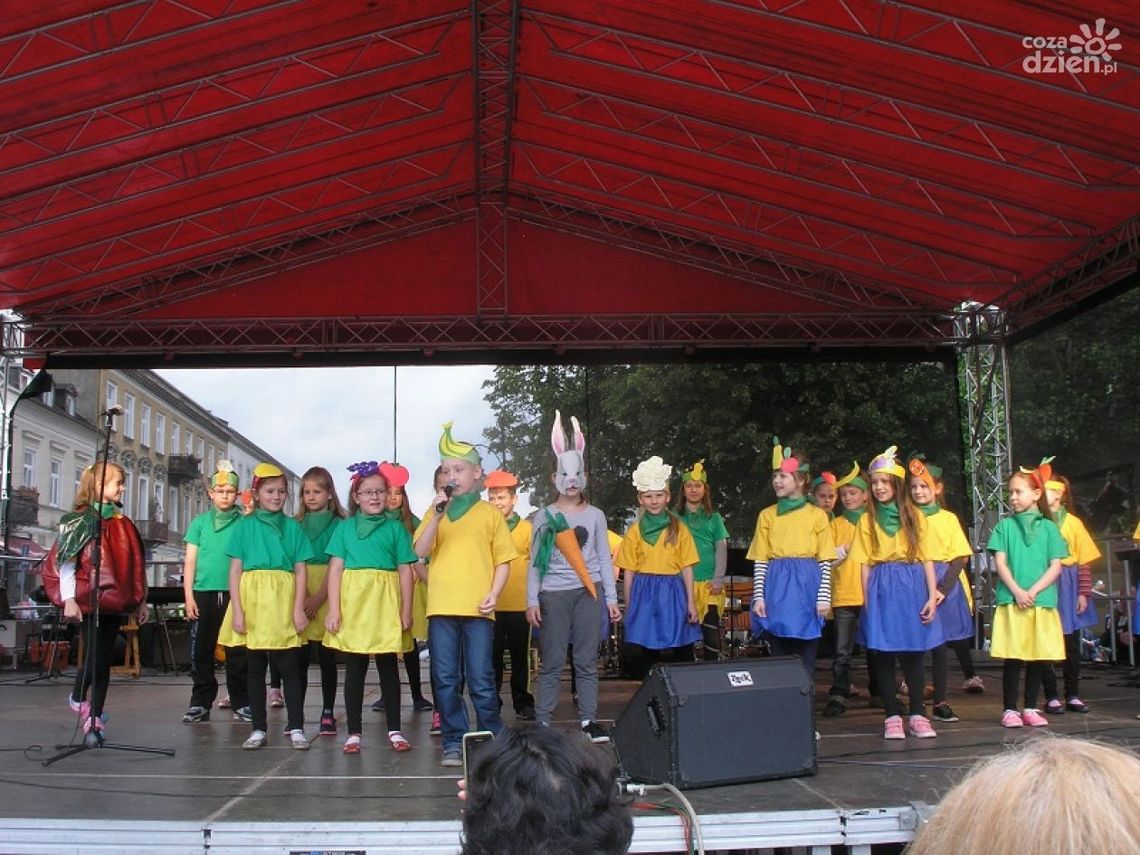 Drugoklasiści z PSP nr 15 zachęcali do jedzenia owoców i warzyw Drugoklasiści z PSP nr 15 zachęcali do jedzenia owoców i warzyw