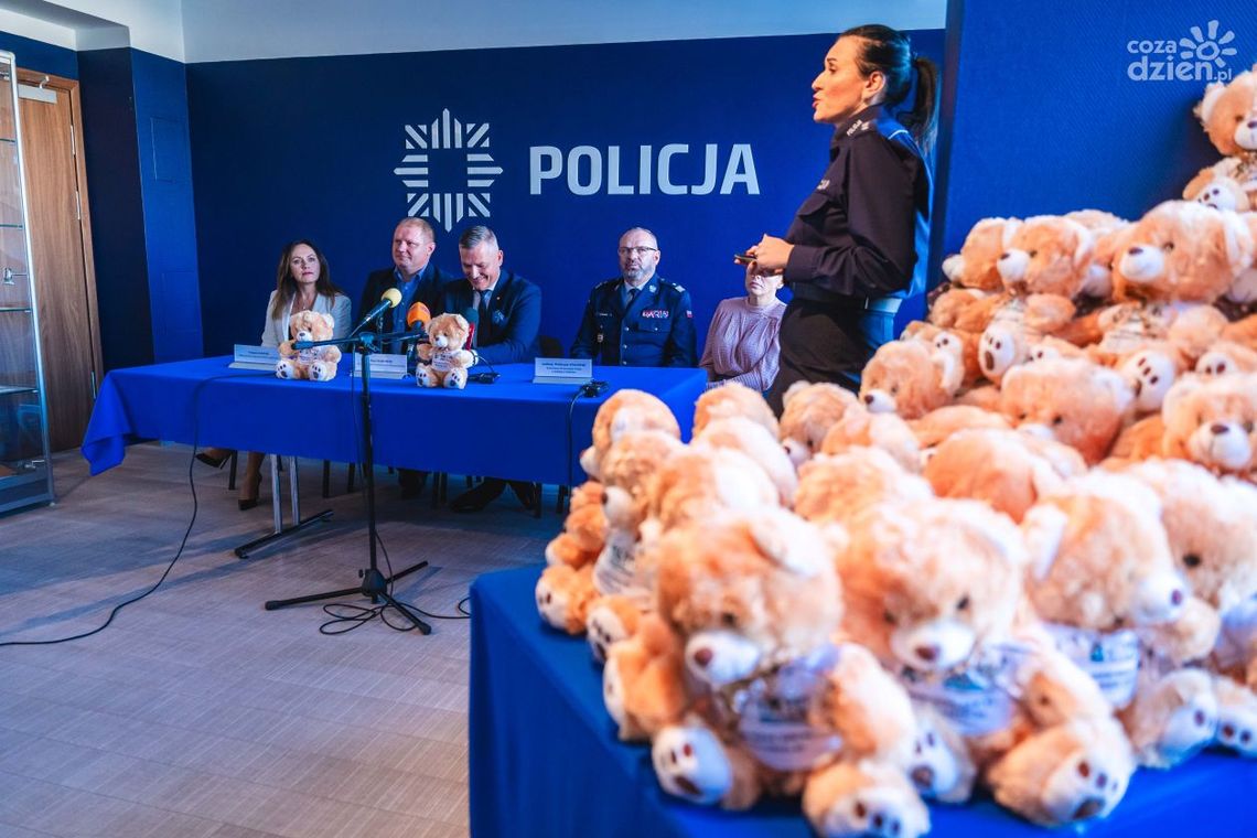 Dwa tysiące pluszaków trafiło do wojewódzkiej policji