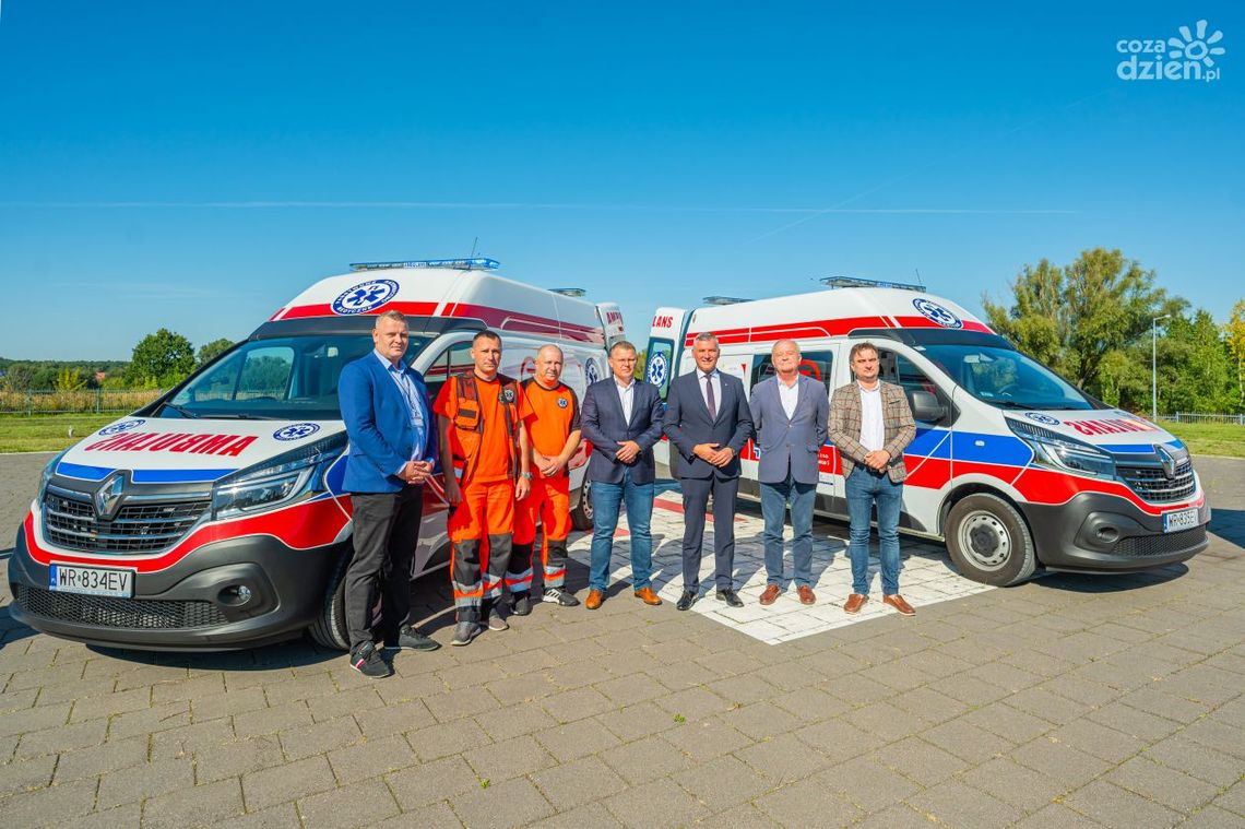 Dwie nowe karetki trafiły do Mazowieckiego Szpitala Specjalistycznego. To projekt Budżetu Obywatelskiego Mazowsza