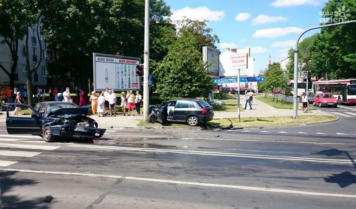 Dwie osoby w szpitalu. VW Golf zderzył się z audi.
