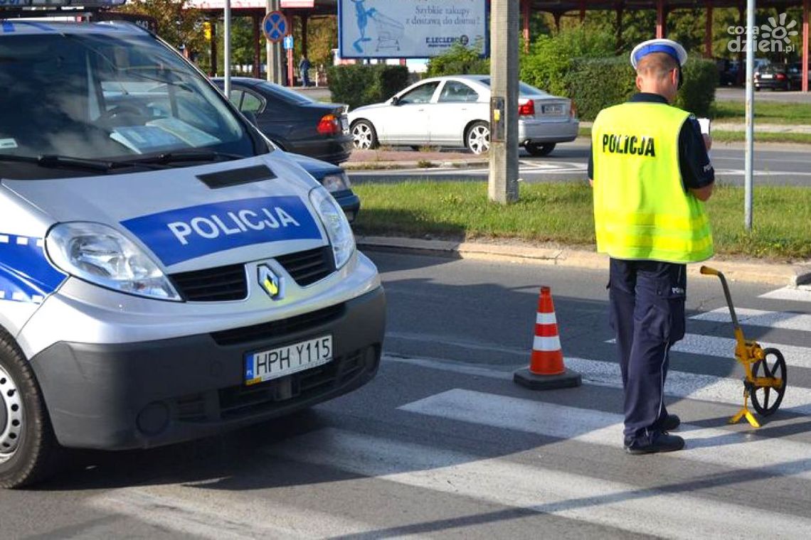 Dwie starsze kobiety potracone na przejściu