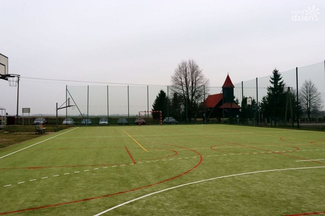 Dwie szkoły już z nowymi boiskami sportowymi