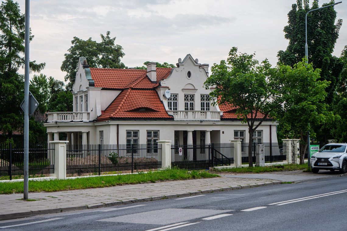 Dworek na sprzedaż