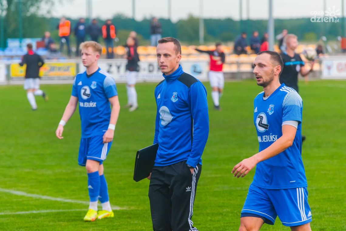 Dwucyfrowa wygrana wicelidera Drogowca Jedlińsk. LKS Promna wciąż na czele