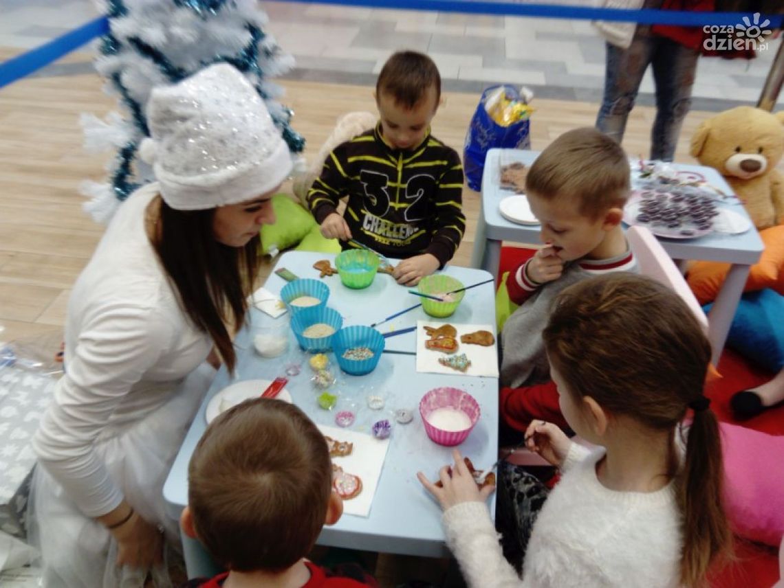 Dzieci dekorowały świąteczne pierniki