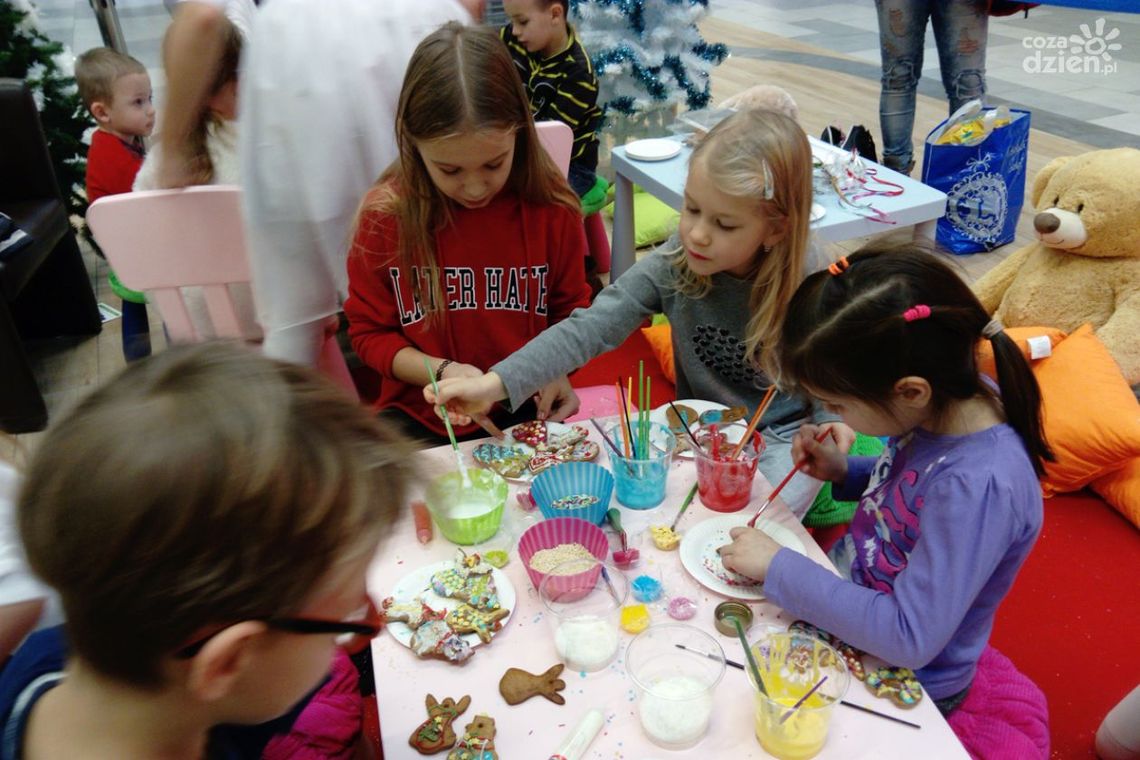 Dzieci dekorowały świąteczne pierniki