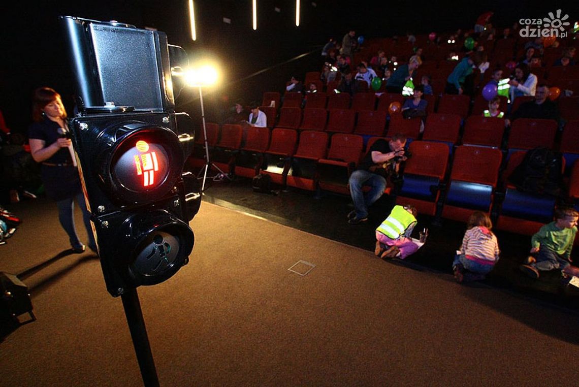 Dzieci dostały kaski i kamizelki odblaskowe