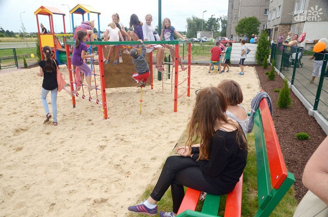 Dzieci przy  Mieszka I mają się gdzie bawić