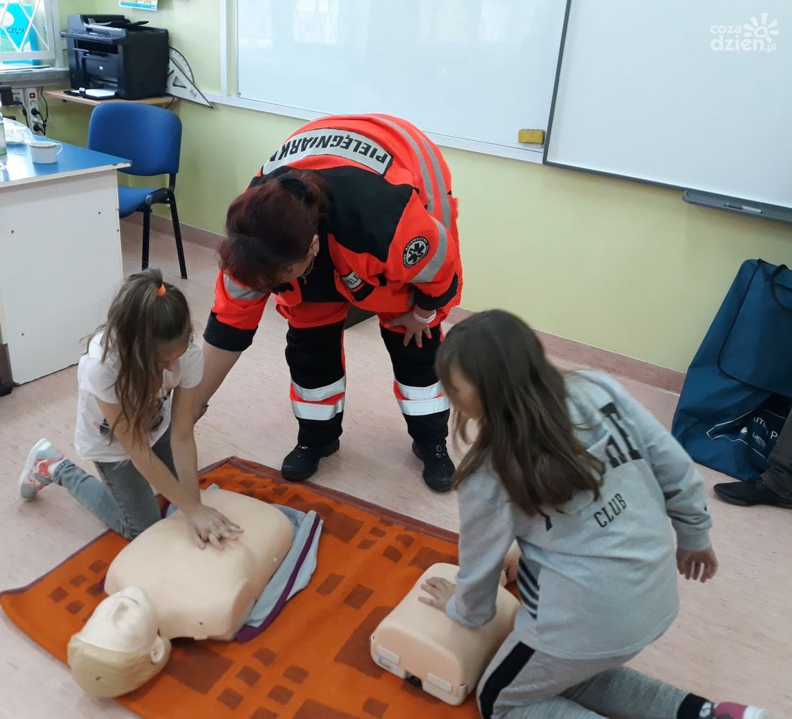 Dzieci uczą się jak udzielać pierwszej pomocy