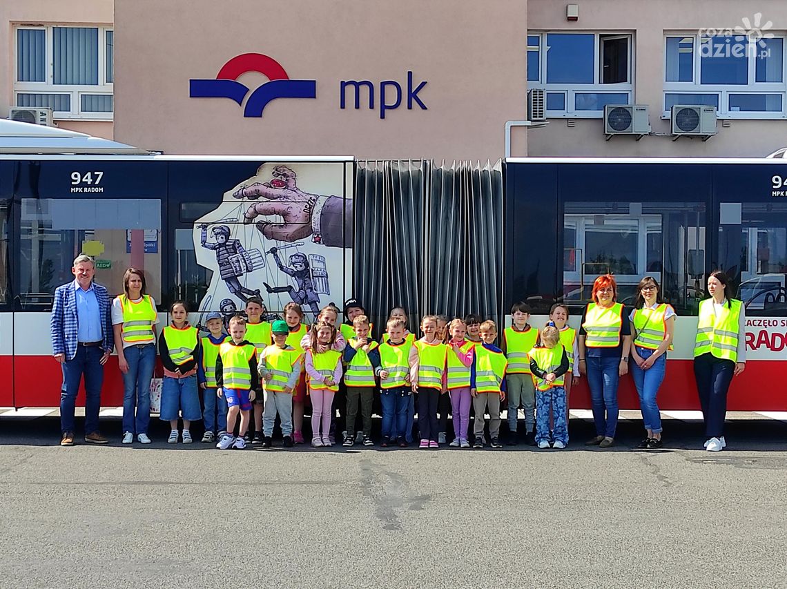 Dzień Dziecka w zajezdni Miejskiego Przedsiębiorstwa Komunikacji w Radomiu Dzień Dziecka w zajezdni Miejskiego Przedsiębiorstwa Komunikacji w Radomiu