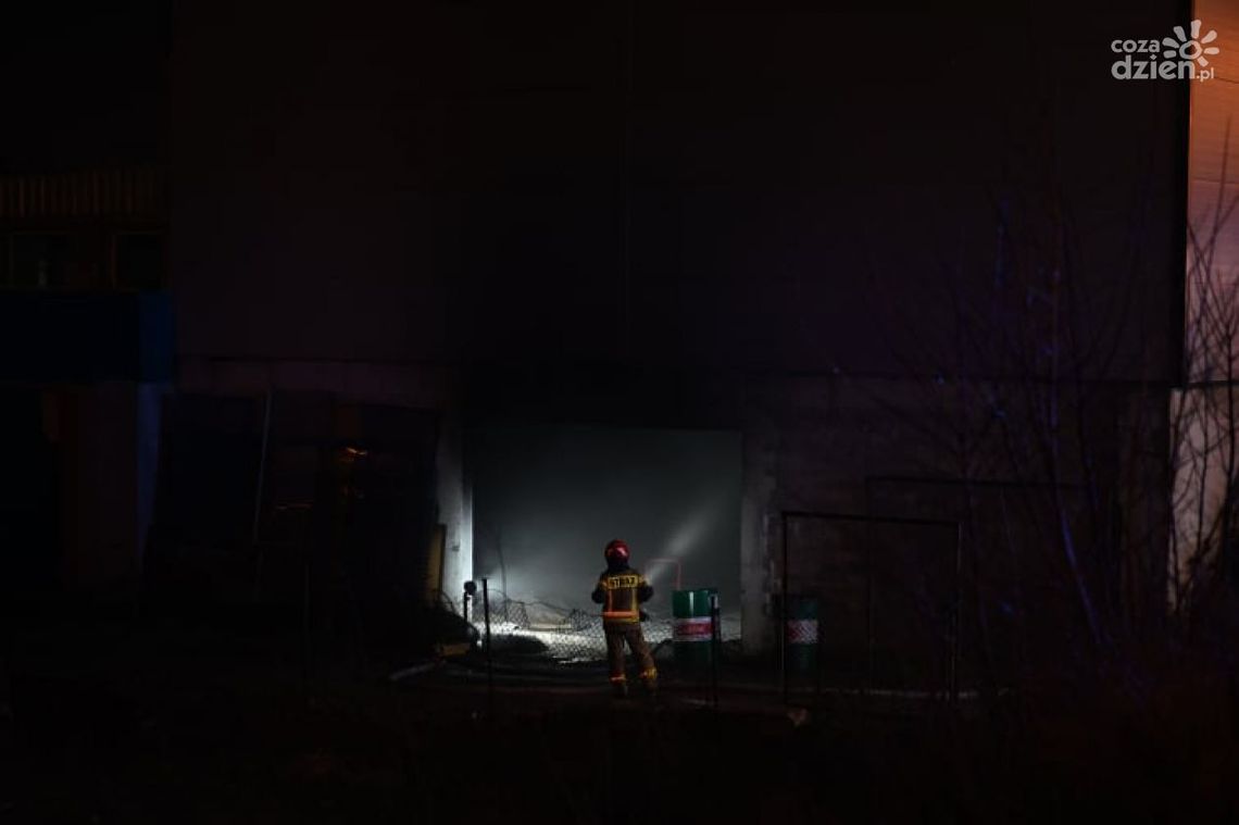 Dziewięć zastępów przy pożarze hali [aktualizacja]