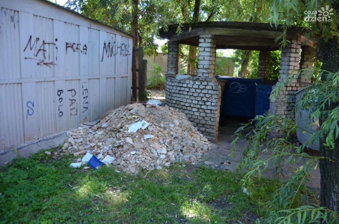 Dzikie gruzowiska pod blokiem - kto posprząta?