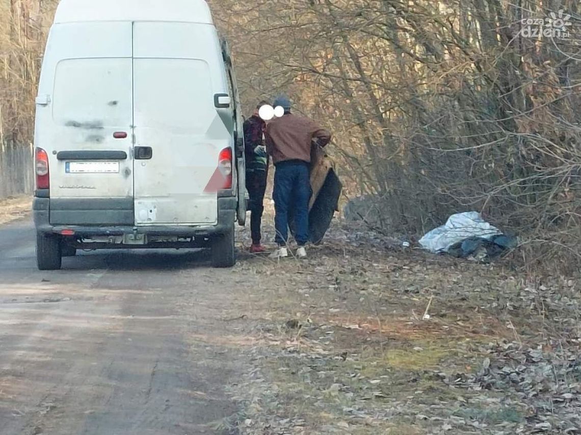 Dzikie wysypiska śmieci, policjanci znaleźli winnych