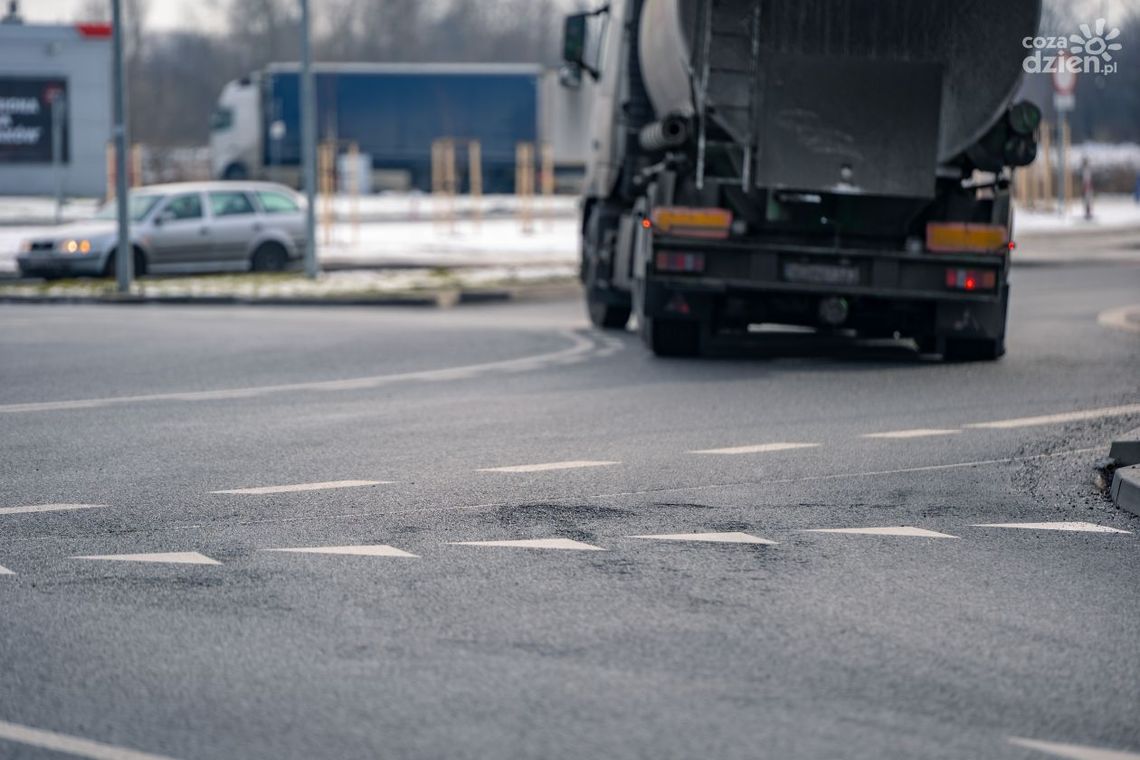 Dziury i ubytki w rejonie ronda kozienickiego