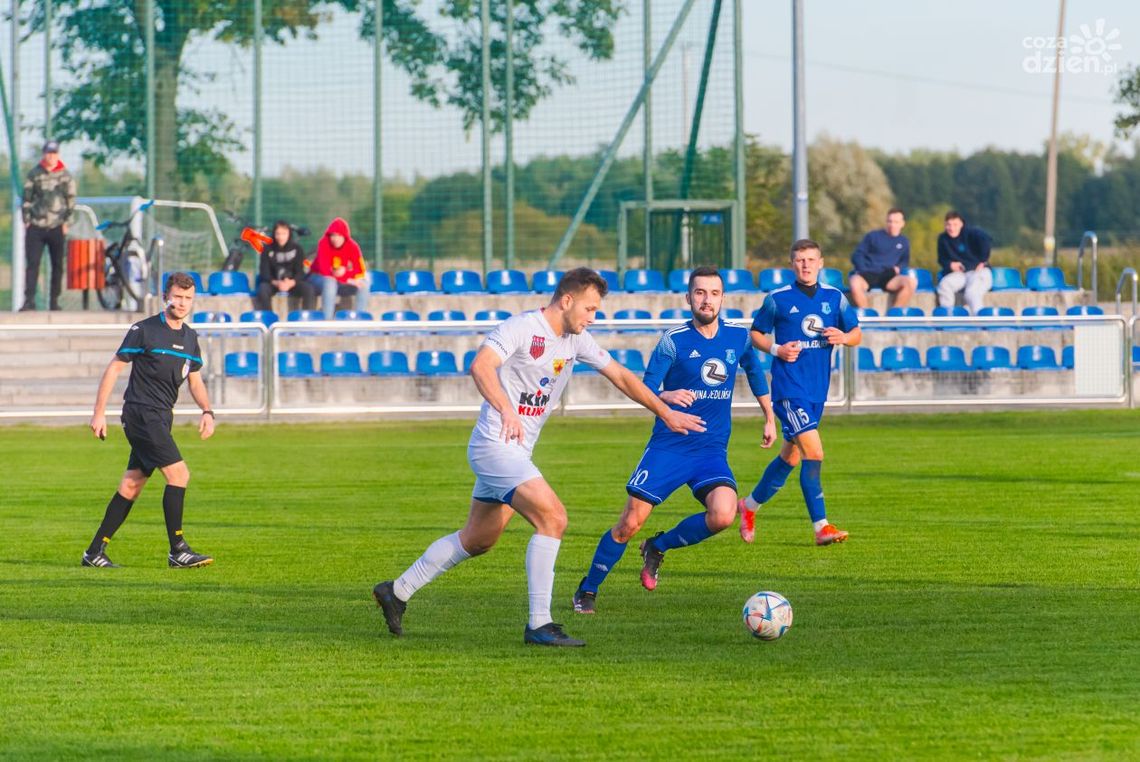 Efektowny gol Bogołębskiego, ale tylko remis Oskara. Derby w 5. lidze dla Energii Kozienice