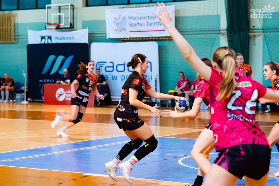 Elmas-KPS APR Radom wygrał z Suzuki Koroną Handball Kielce! Elmas-KPS APR Radom wygrał z Suzuki Koroną Handball Kielce!