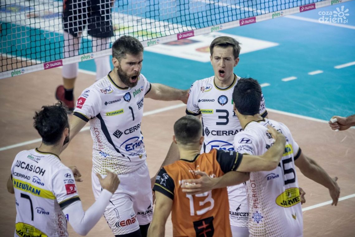Emocje i pięć setów pod złotym sufitem. Cerrad Enea Czarni przegrali z Asseco Resovią 