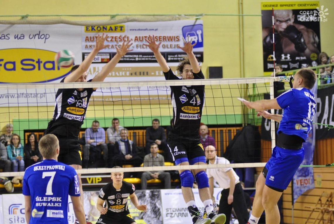 Emocje w hali MOSiR-u! Czarni wskoczyli na fotel lidera!