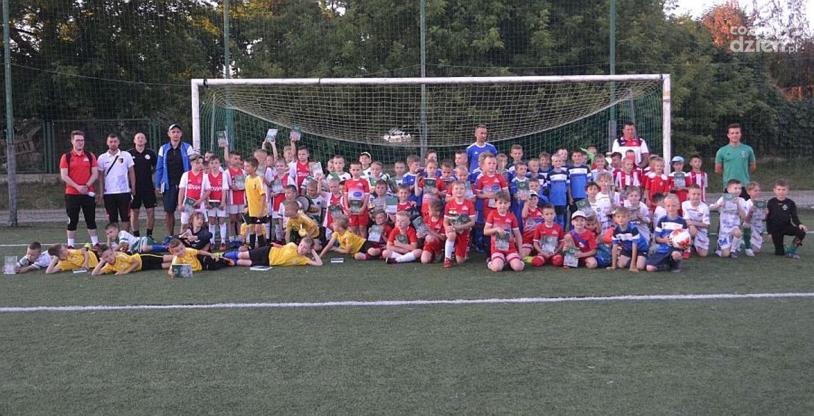 Emocji nie brakowało. Młodzi piłkarze uczcili legendy