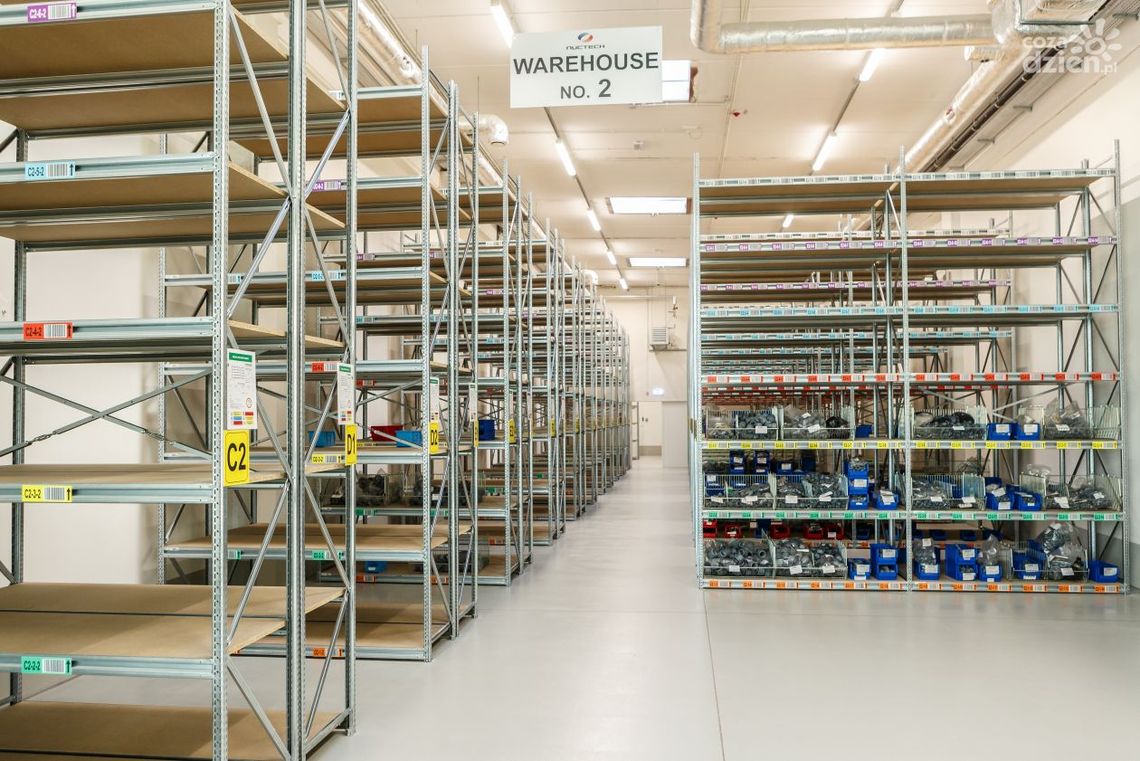 Etykiety samoprzylepne i ich rola w dzisiejszej logistyce magazynowej 