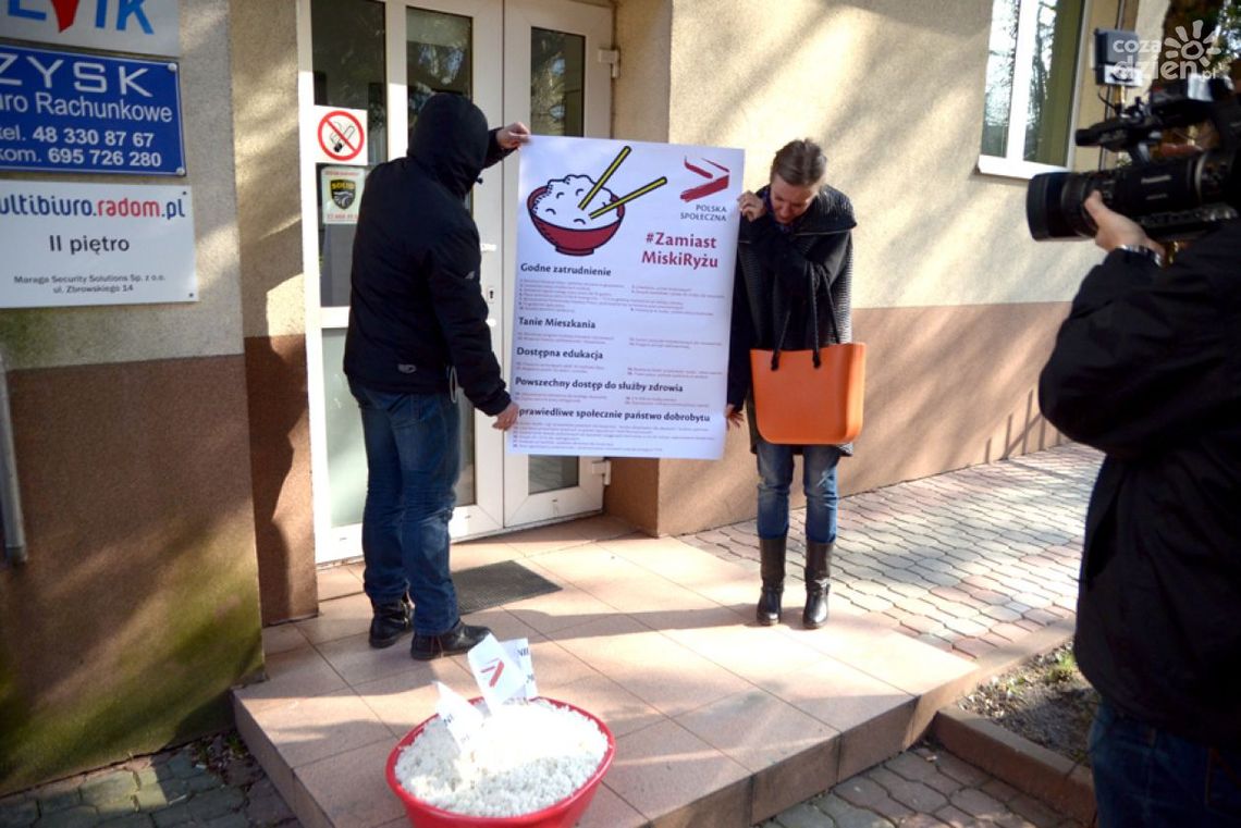 Ewa Kopacz dostała w prezencie miskę ryżu