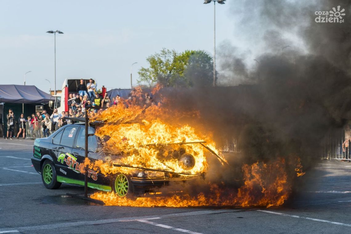 Extrem cascaders team przed marketem E.Leclerc (zdjęcia)