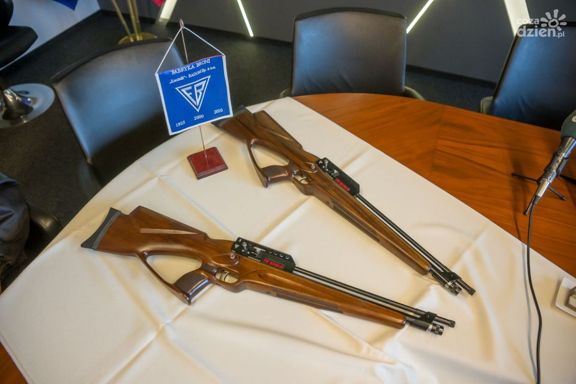 Fabryka Broni przekazała karabinki dla klas mundurowych