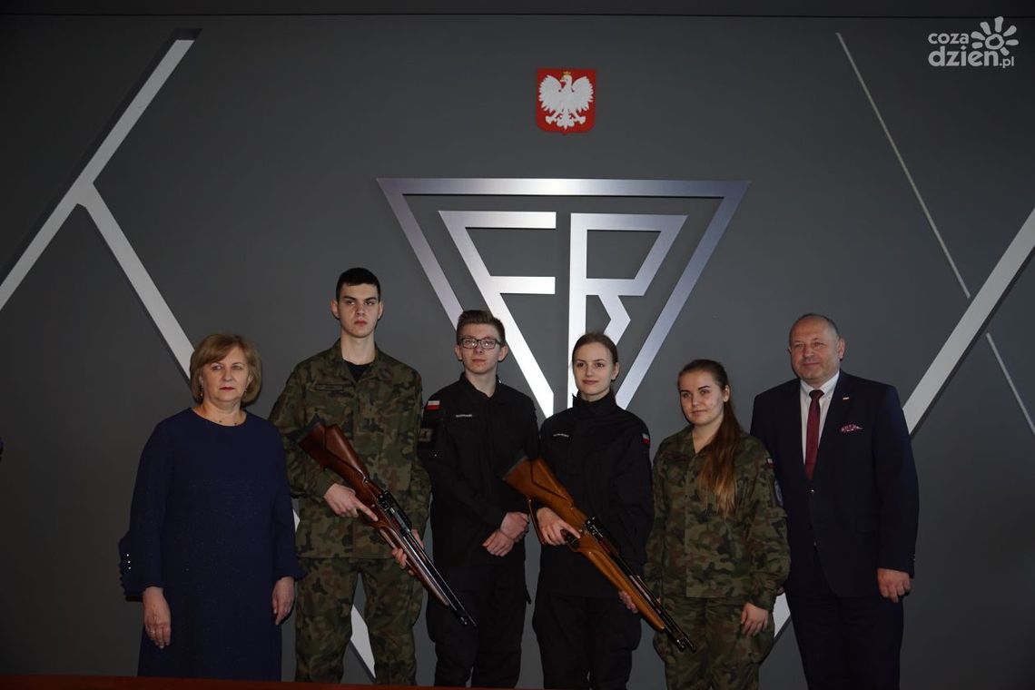 Fabryka Broni przekazała karabinki dla uczniów klas mundurowych 