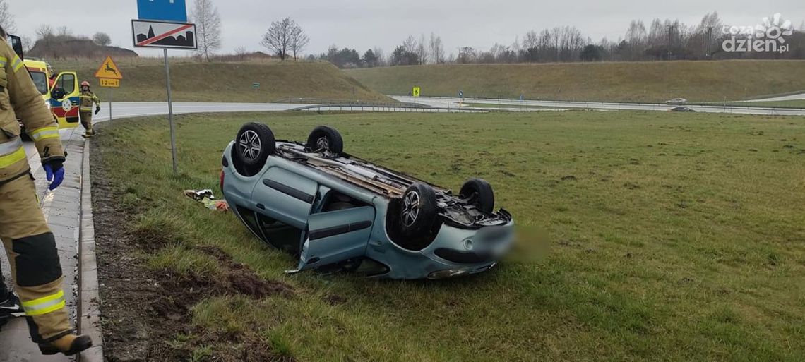 Falęcice. Dachowanie samochodu