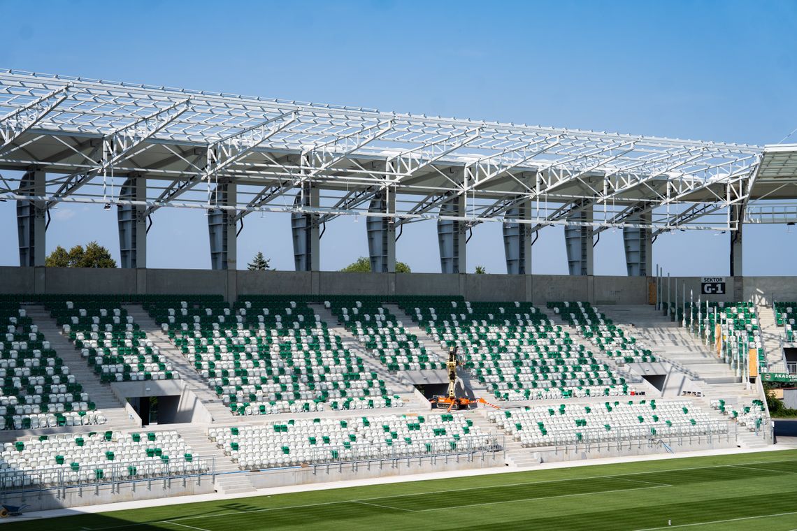 Krzesełka na trybunie zachodniej stadionu przy Struga 63 już zamontowane, trwają prace przy dachu