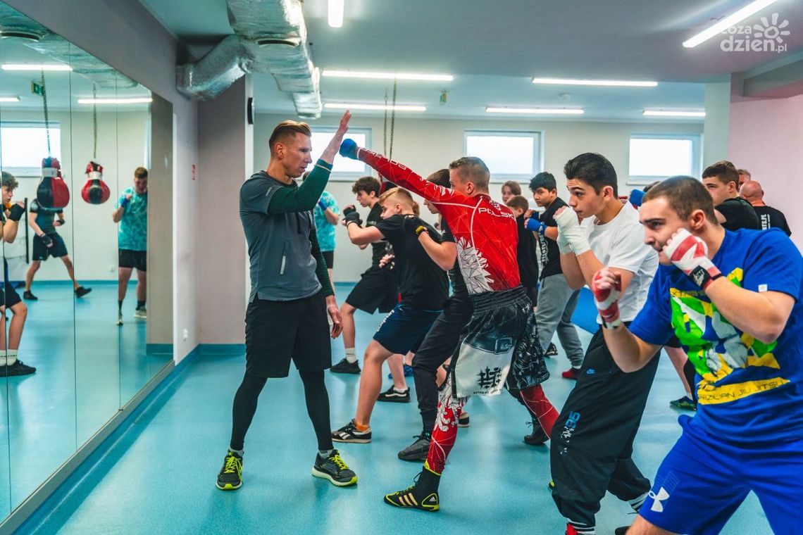 Ferie z boksem i gość specjalny. Były zawodowy pięściarz z Radomia poprowadził zajęcia