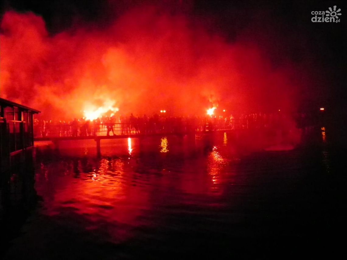 Feta kibiców oraz piłkarzy Radomiaka Radom po meczu derbowym