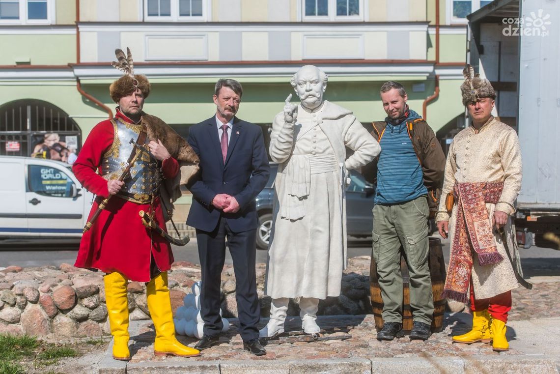 Figura Zagłoby prawie gotowa. Odsłonięcie w maju