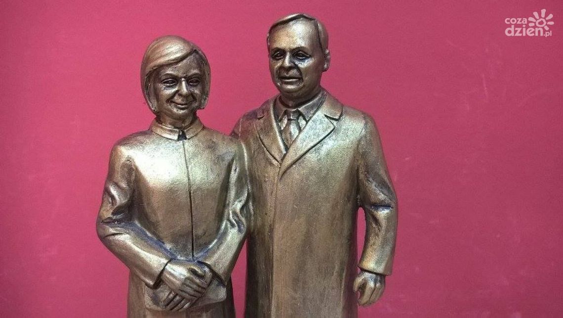 Figurka pary prezydenckiej. Nie każdy godzien? Figurka pary prezydenckiej. Nie każdy godzien?