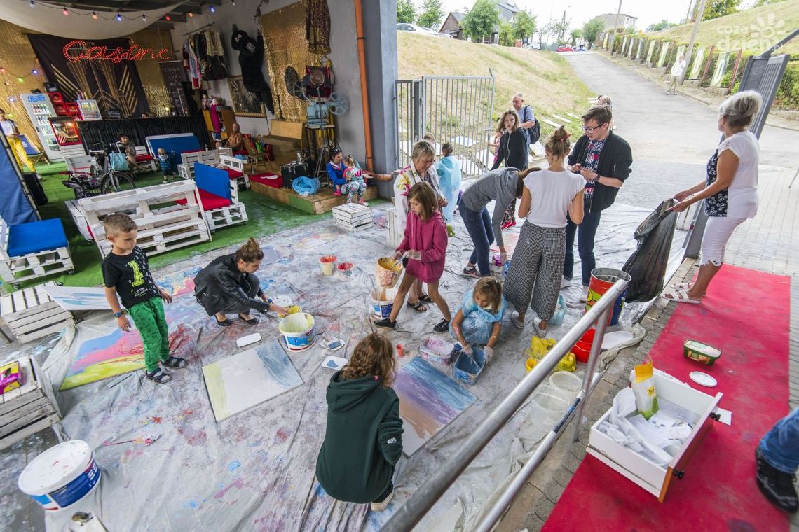 Fosa pełna kultury. Plastyka bohaterką