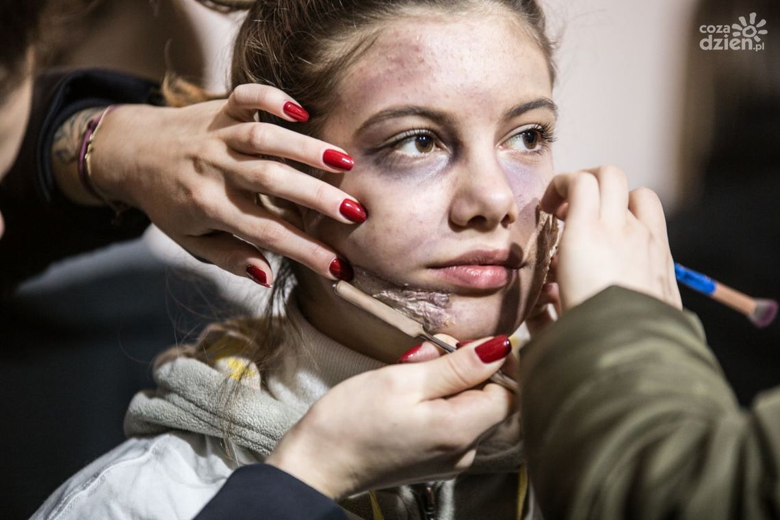 Fosa pełna kultury. Zombie na tapecie