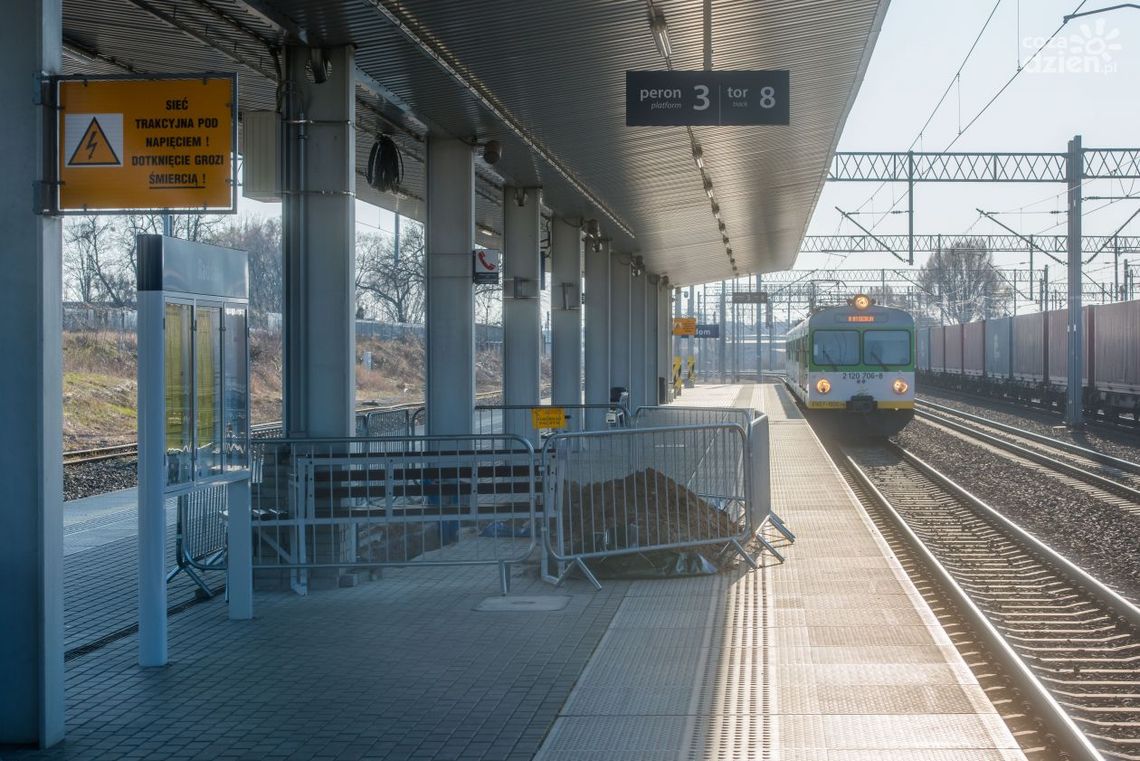 Frysztak: Zamiast wyświetlaczy wiszące kable Frysztak: Zamiast wyświetlaczy wiszące kable