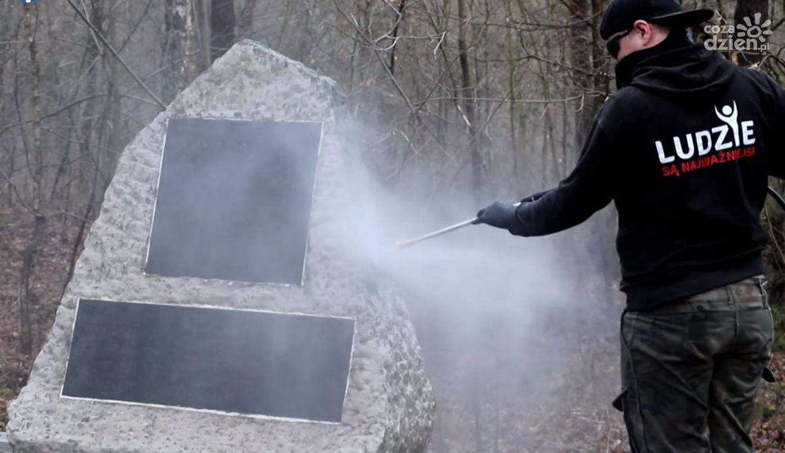 Fundacja oraz młodzież odnowiły pomnik poległych koło Szydłowca