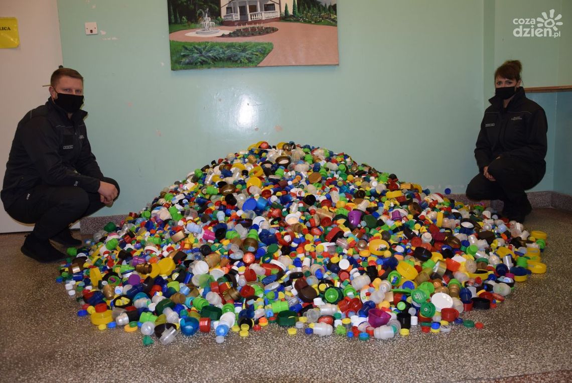 Funkcjonariusze Aresztu przekazali ponad 100 kg nakrętek