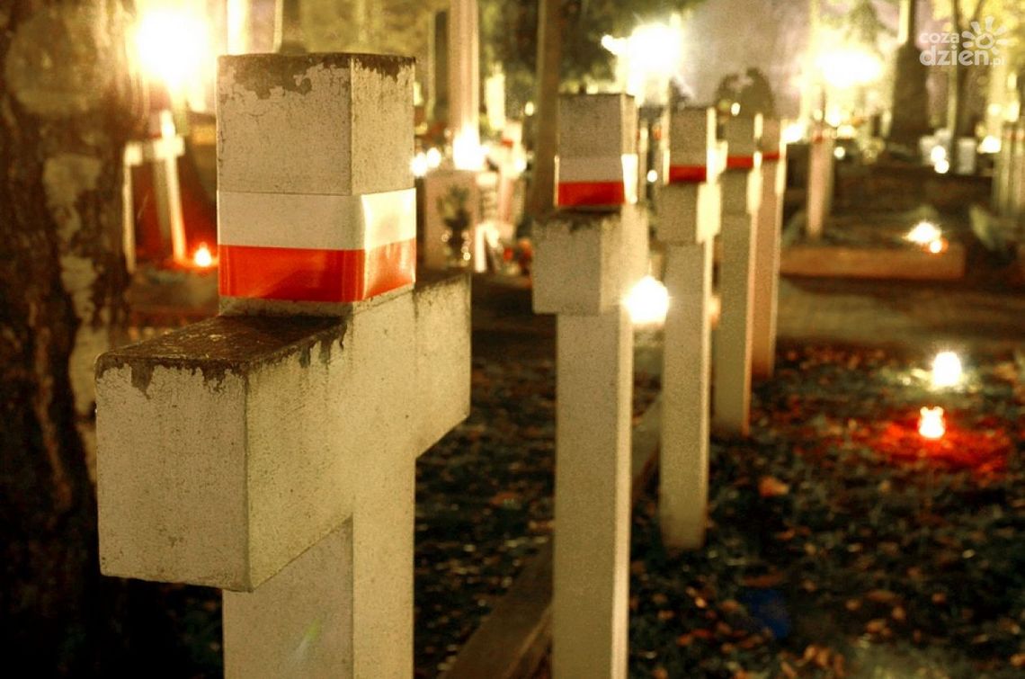 GDY ZAPADŁ ZMROK NA CMENTARZU…